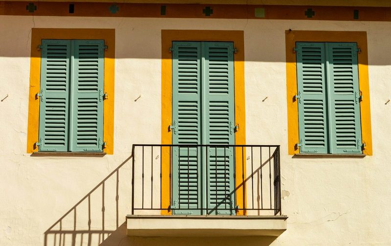 Façade avec volets anciens
